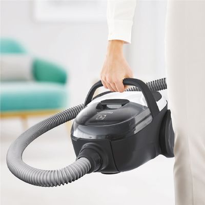 Aspiradora_Electrolux_De_Tanque_LIT31_Negra_ambientada-7