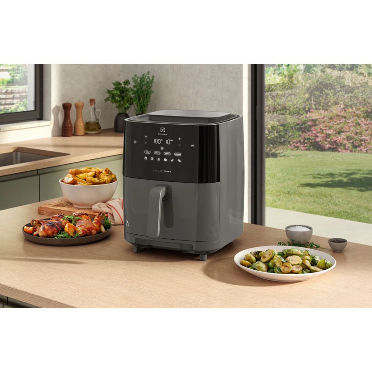 Airfryer_FAF180_kitchen_Frigidaire_Spanish-1000x657.raw