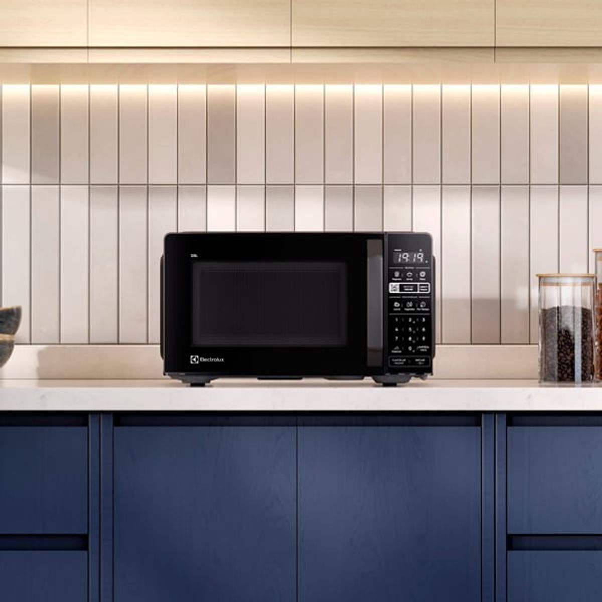 Microwave_ME20AB_Environment_Square_Black_Electrolux_Spanish_600x600-600x600
