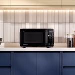 Microwave_ME20AB_Environment_Square_Black_Electrolux_Spanish_600x600-600x600