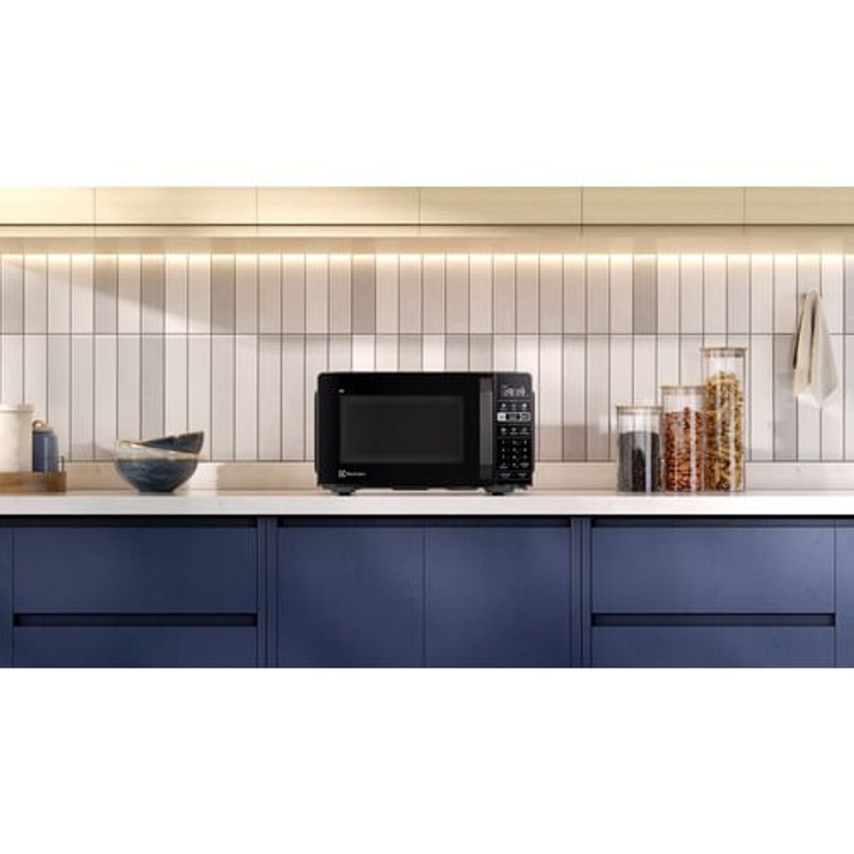 Microwave_ME20AB_Environment_Black_Electrolux_Spanish-500x500