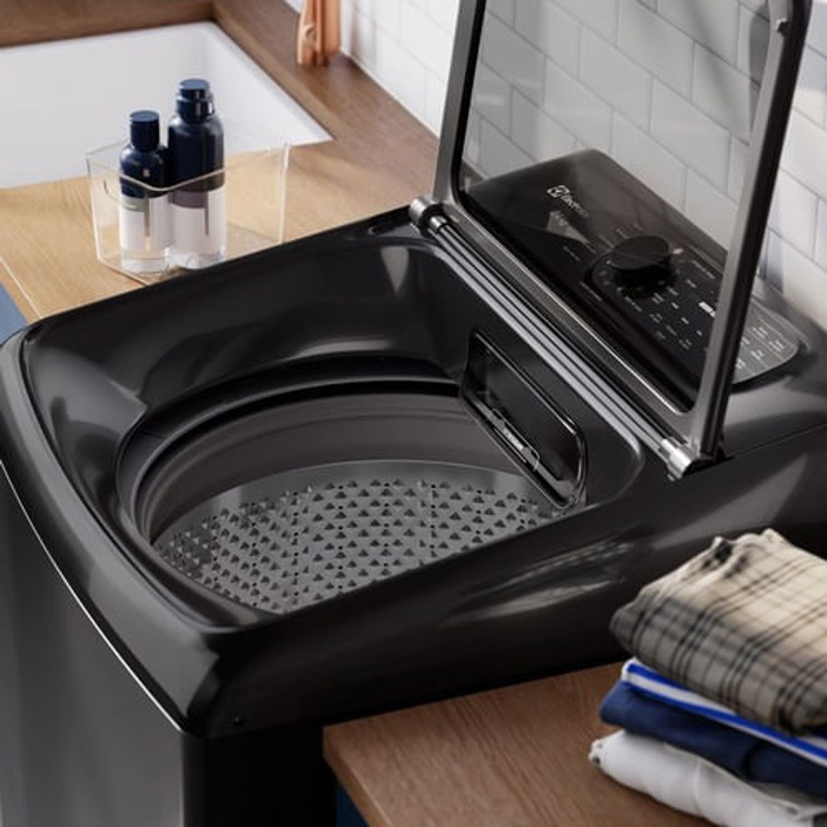 WashMachine_EWIY24F6XSZB_Environment_Square_02_Black_Electrolux_Spanish-500x500